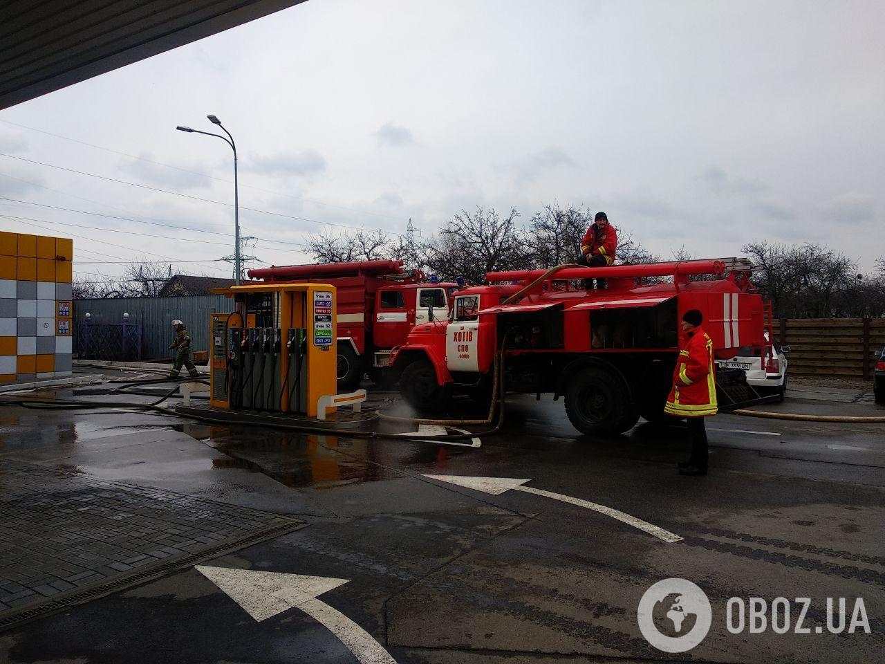 Под Киевом загорелся отель возле АЗС: все детали, фото и видео