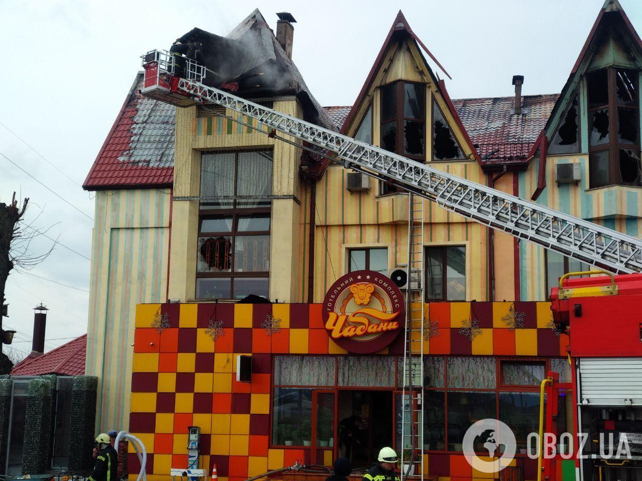 Під Києвом спалахнув готель біля АЗС: всі деталі, фото та відео