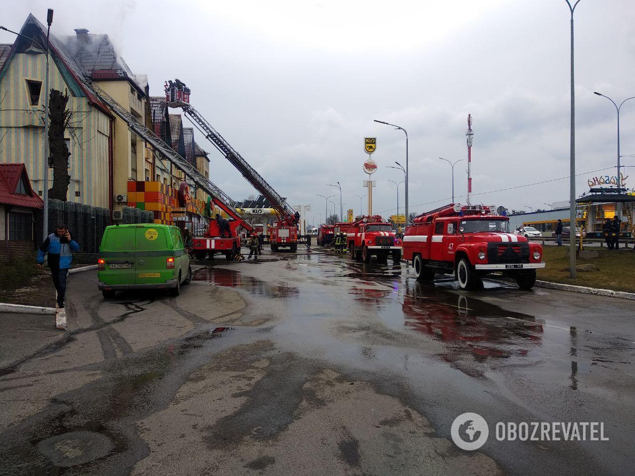 Под Киевом загорелся отель возле АЗС: все детали, фото и видео