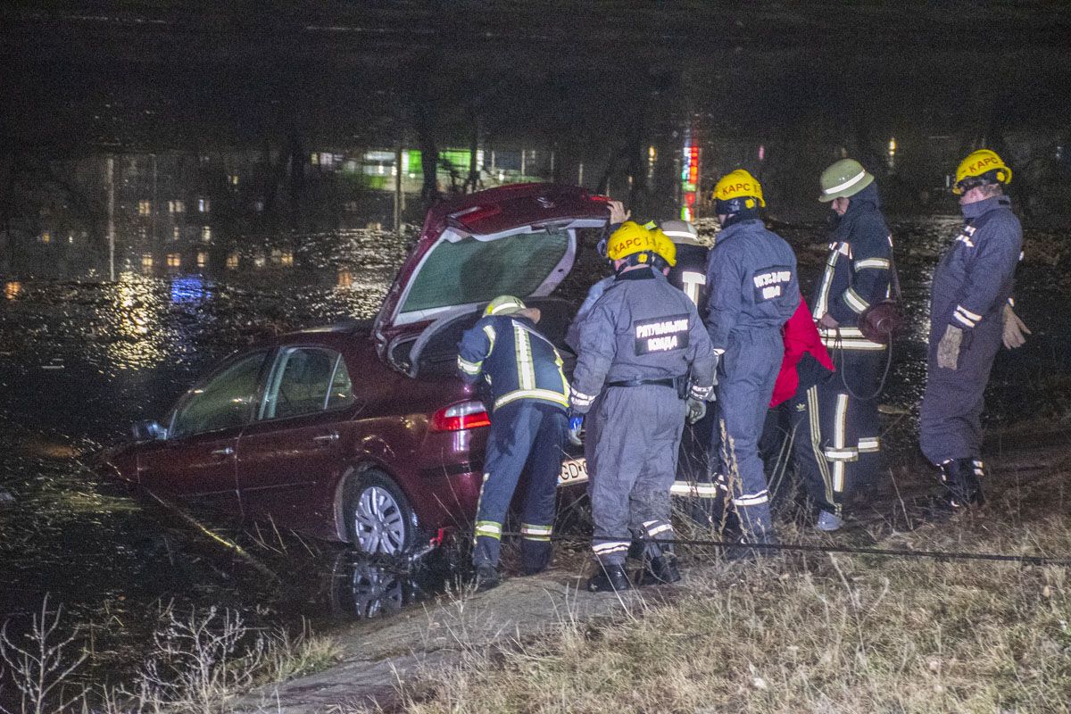 На Русанівці в Києві авто впало в канал