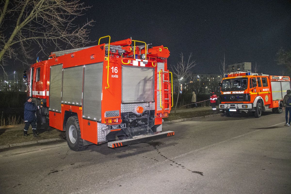 На Русановке в Киеве авто упало в канал