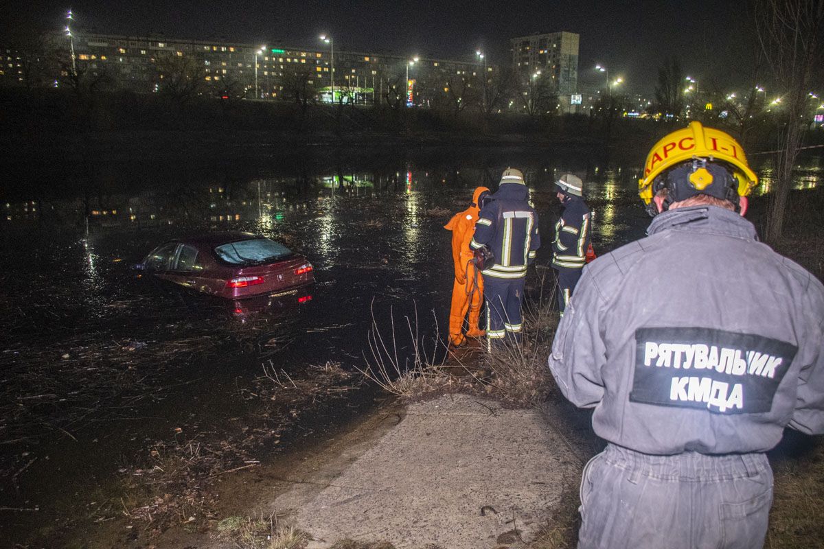 На Русановке в Киеве авто упало в канал