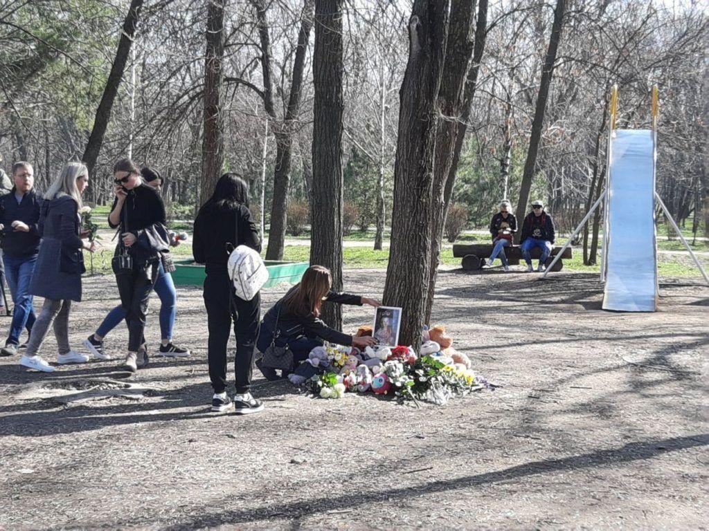 У Запоріжжі вшанували пам'ять дівчинки, яку вбила статуя в парку