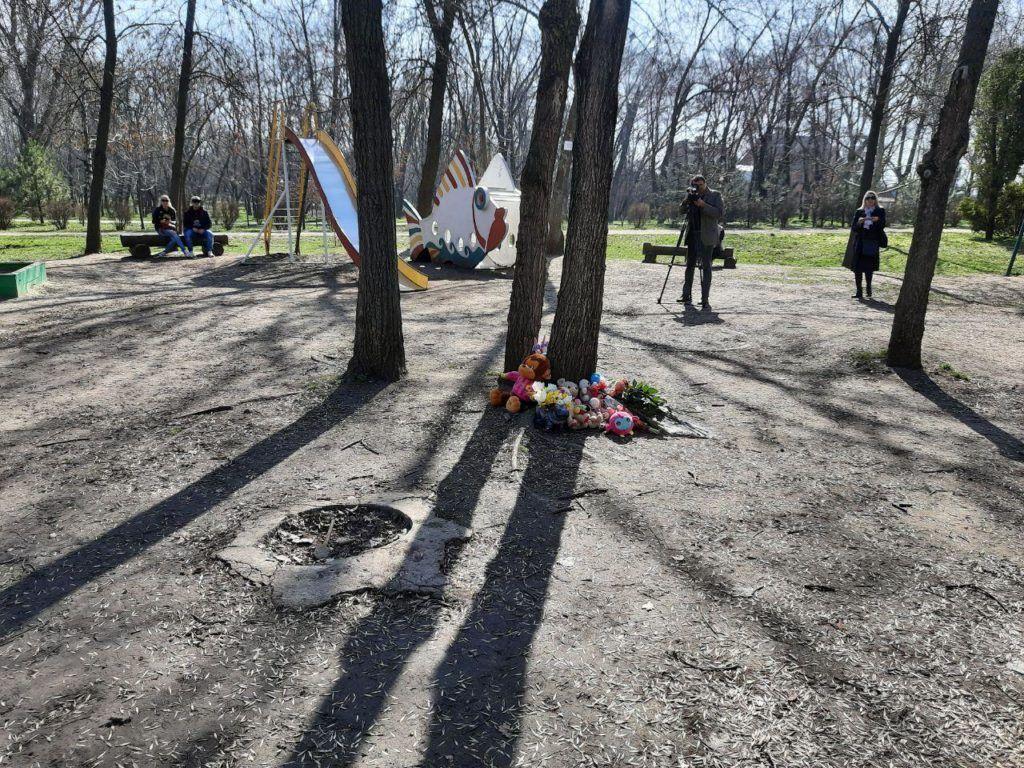 У Запоріжжі вшанували пам'ять дівчинки, яку вбила статуя в парку