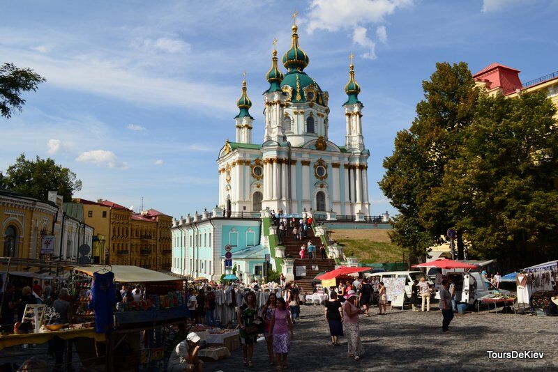 Андреевский спуск и церковь в Киеве в современности