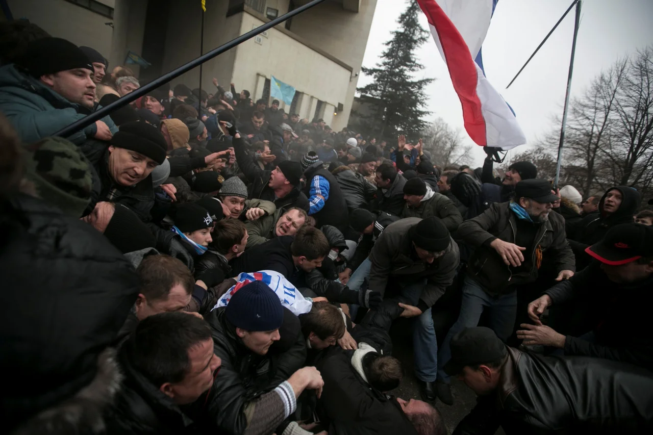 Зіткнення 26 лютого біля будівлі Верховної Ради АРК в Сімферополі REUTERS / Baz Ratner