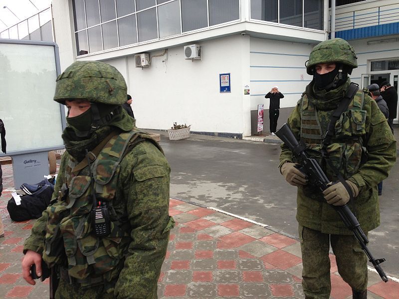 "Зелені чоловічки" патрулюють аеропорт Сімферополя, 28 лютого 2014 року