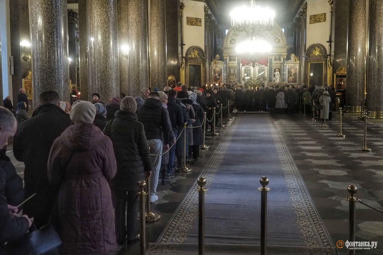 В Казанском соборе устроили массовое поклонение мощам