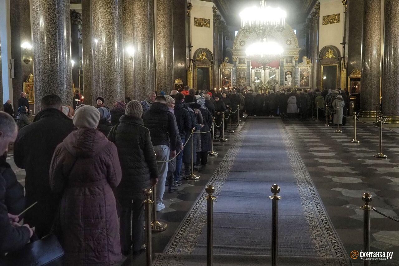 У Казанському соборі влаштували масове поклоніння мощам