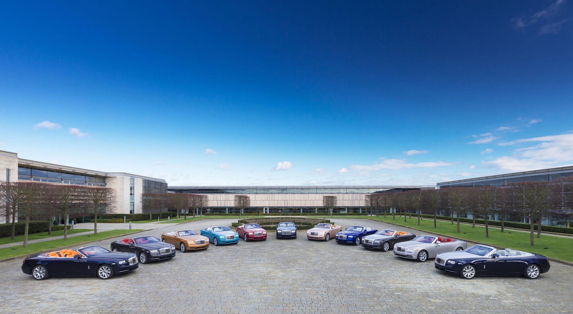 Dawn поповнив сімейство Rolls-Royce в 2015 році, а презентація новинки відбулася на автошоу у Франкфурті