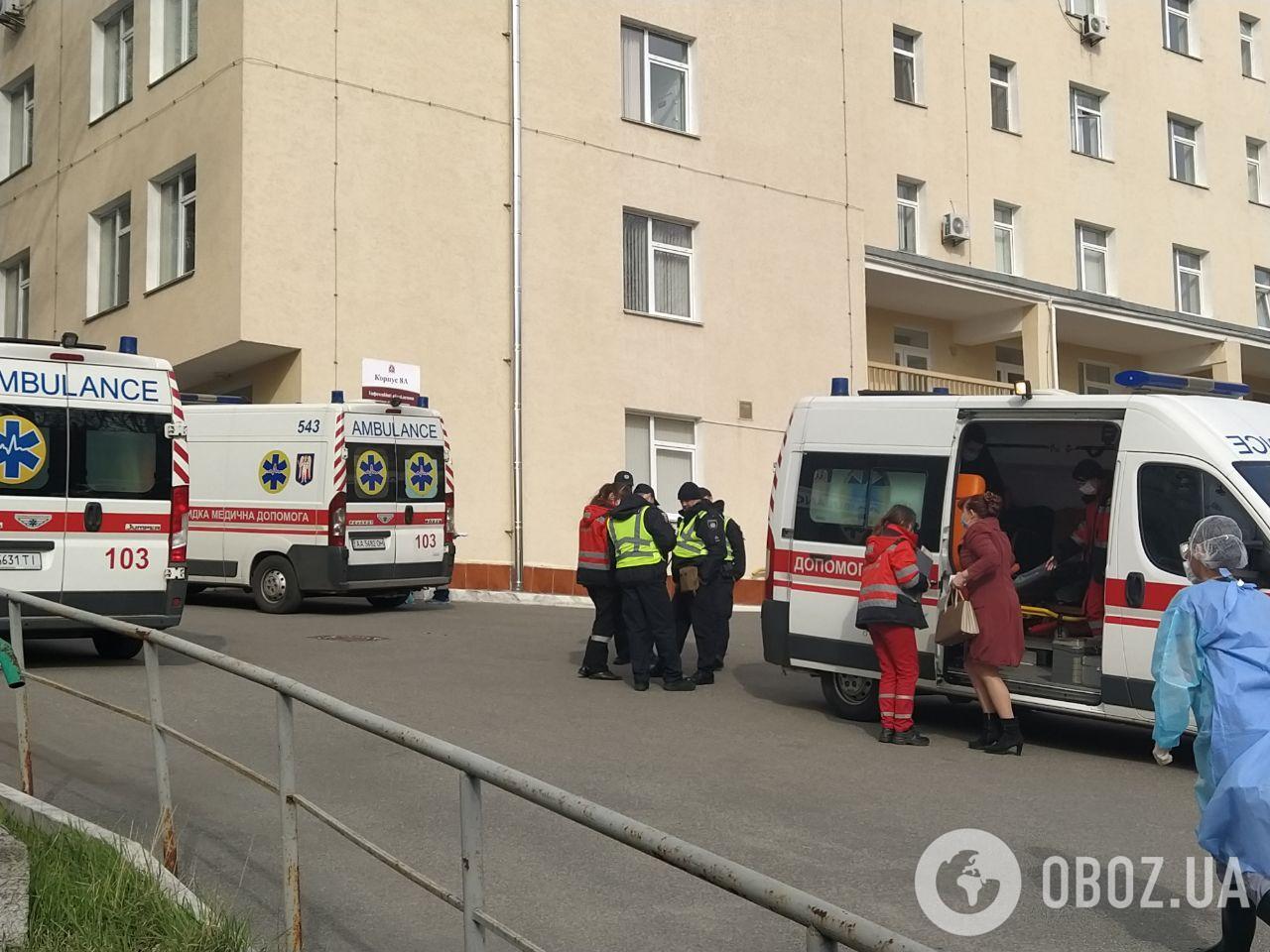 Возле Александровской больницы в Киеве дежурит полиция