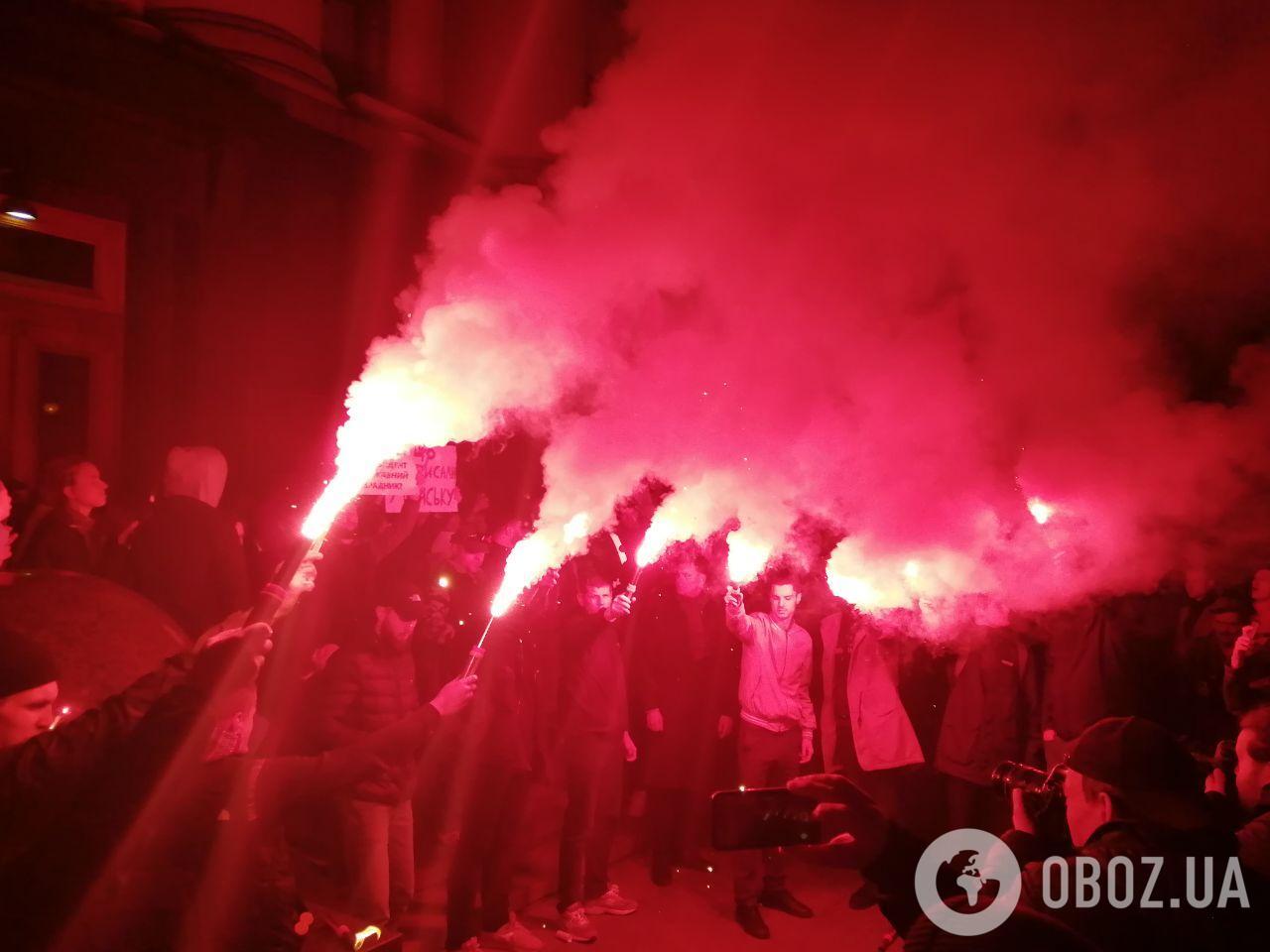 Біля офісу Зеленського влаштували пікет проти переговорів із терористами. Фото та відео