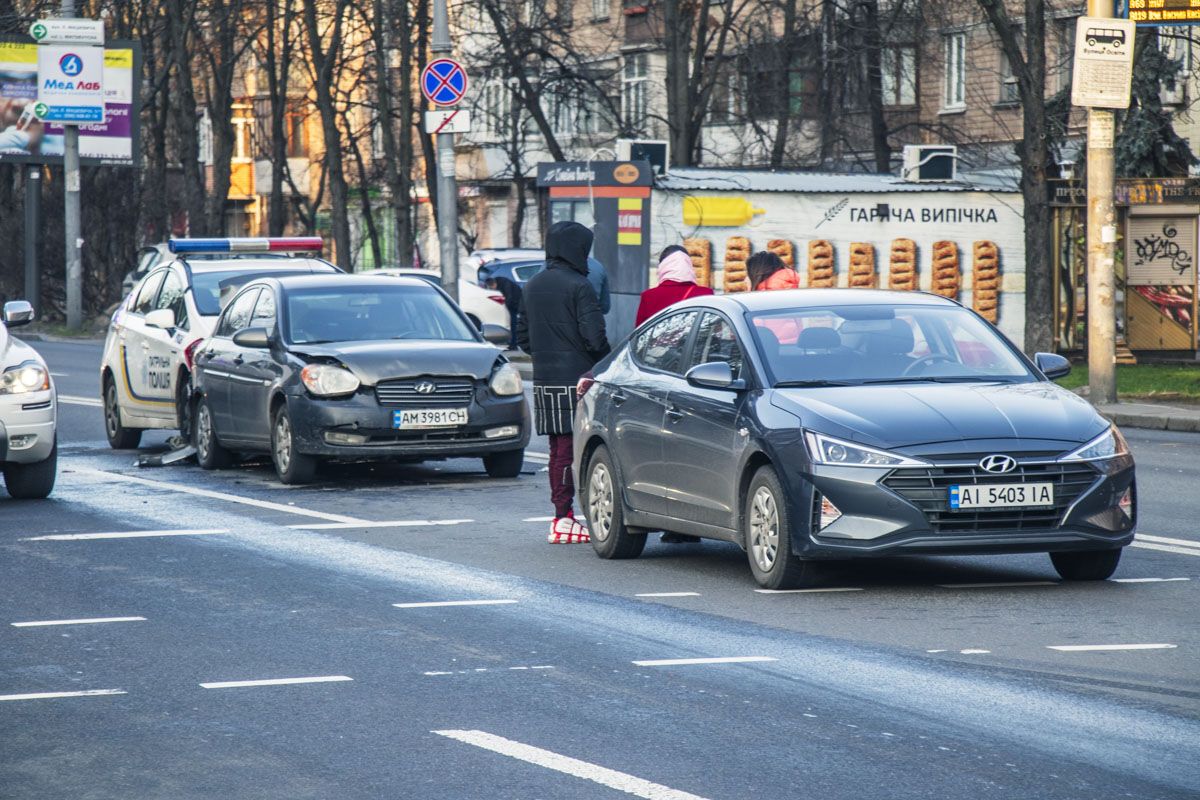 В Киеве произошло ДТП при участии полицейского Prius и двух Hyundai