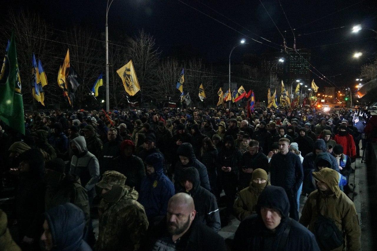 Марш добровольцев в Киеве сходил к посольству России