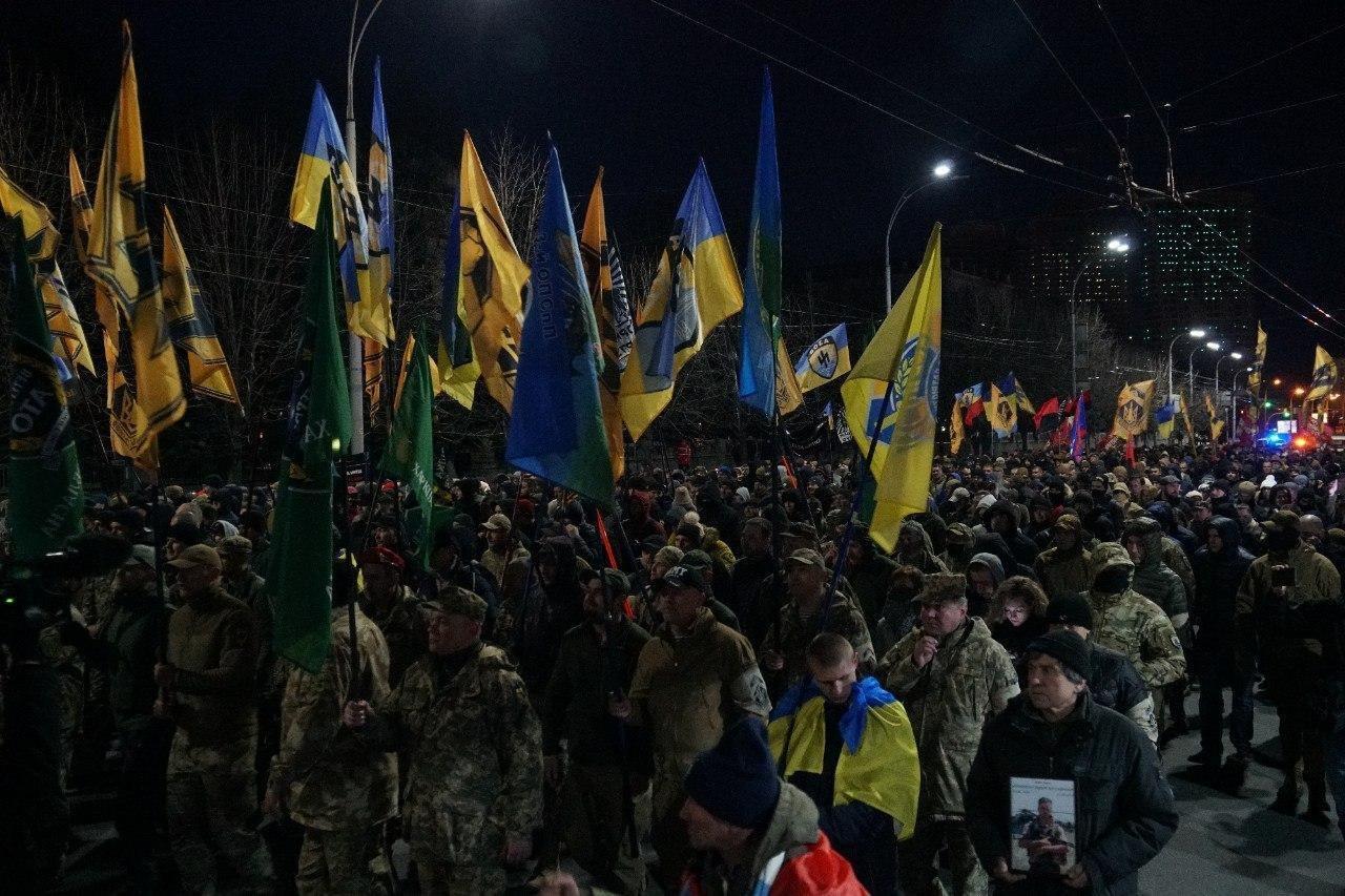 Марш добровольцев в Киеве сходил к посольству России