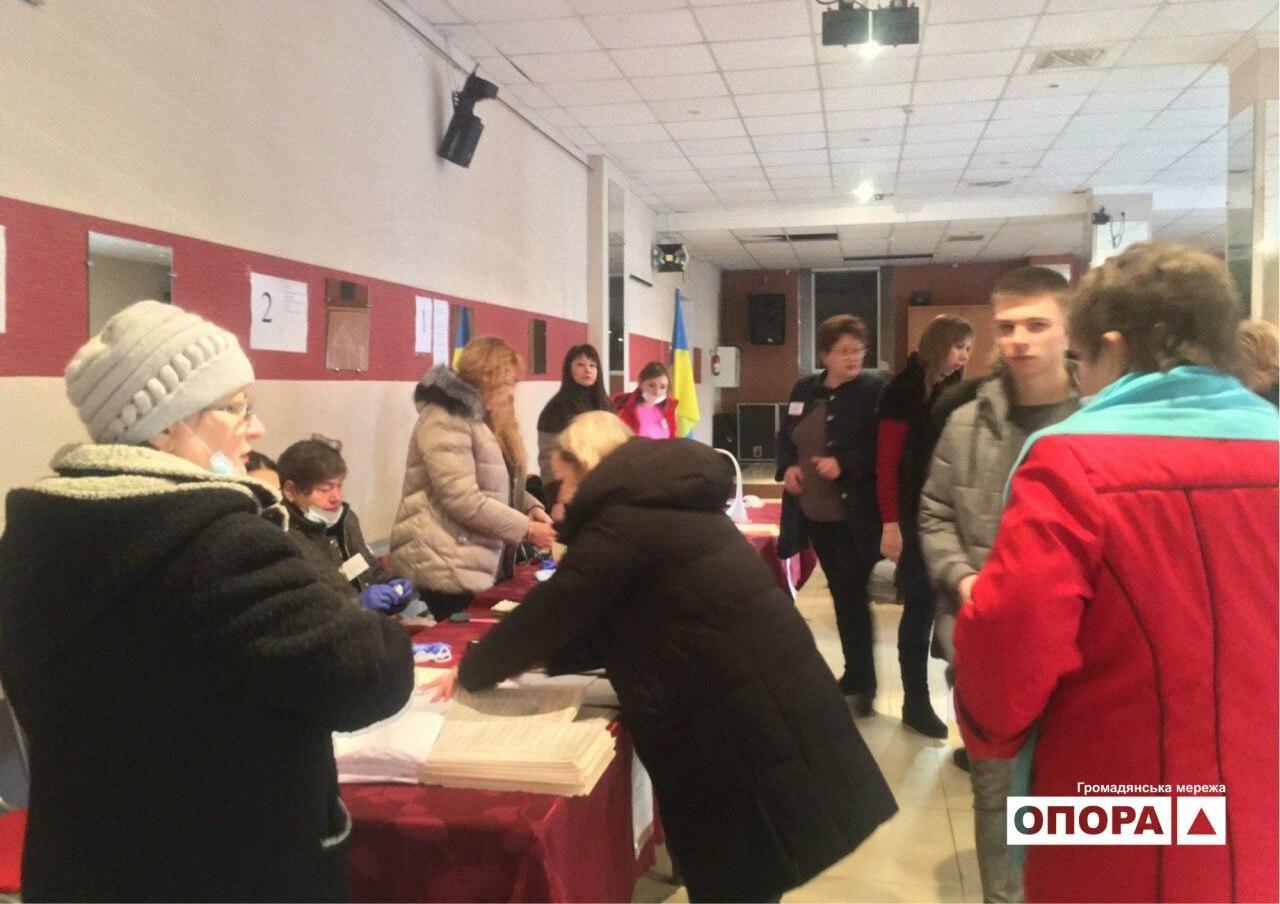 На Харьковщине в 179-м округе устроили выборы нардепа в масках