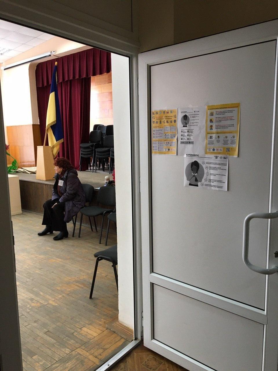 На Харківщині в 179-му окрузі влаштували вибори нардепа в масках