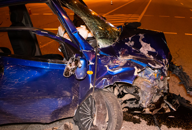 В Днепре Chevrolet на огромной скорости врезался в BMW: прохожие вытаскивали пострадавших
