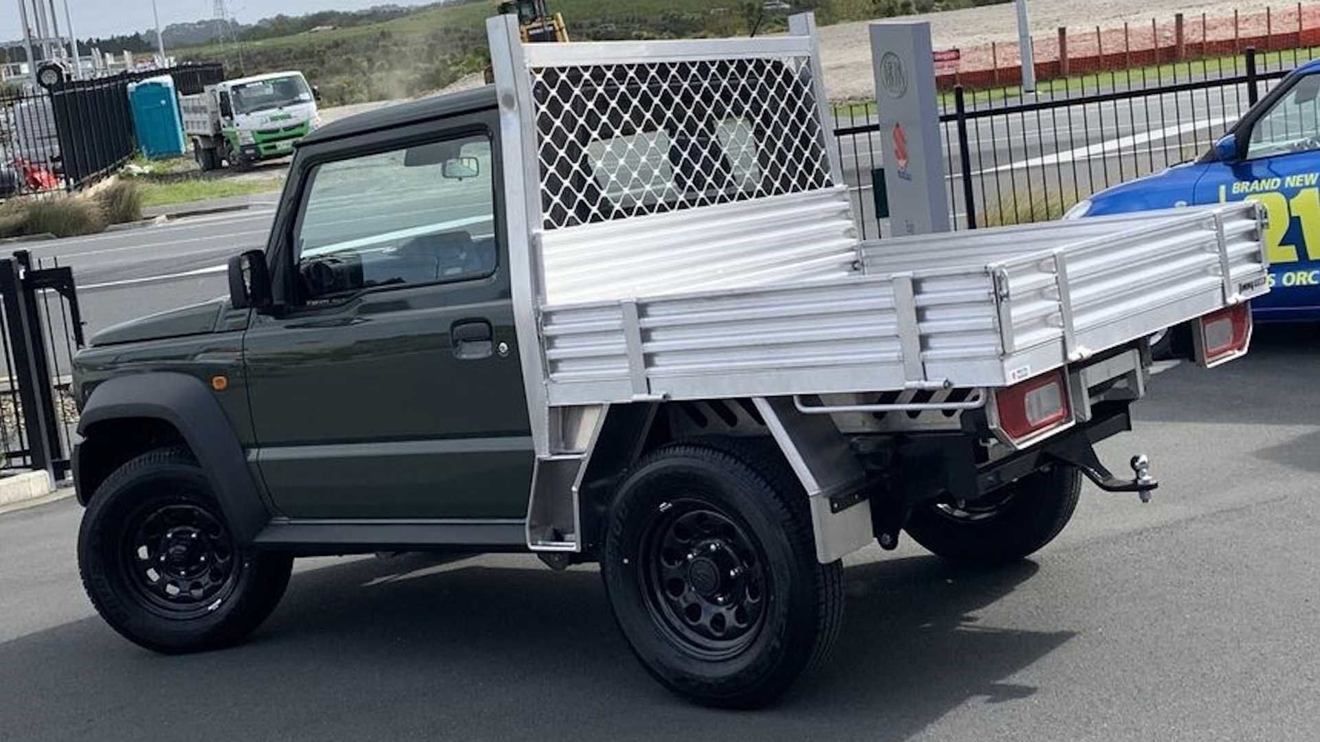 Маленький и практичный пикап Suzuki Jimny уже поступил в продажу