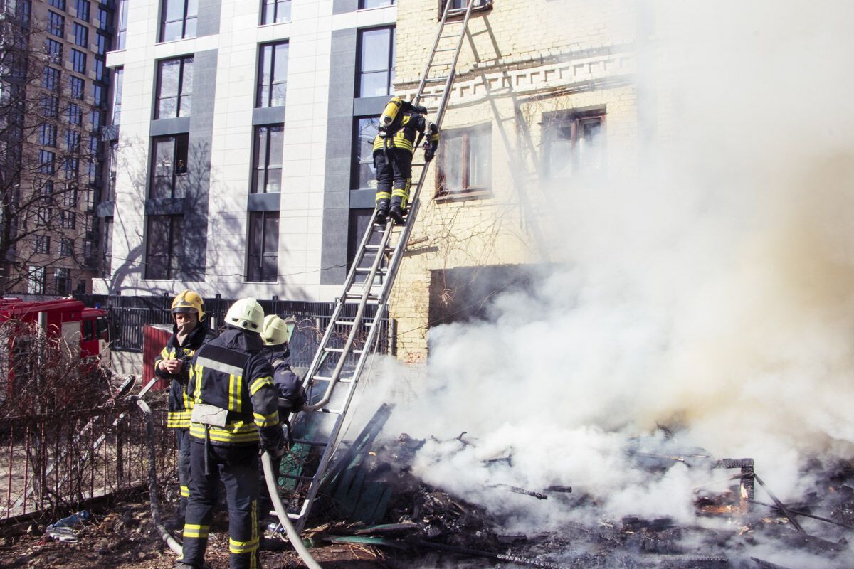 У центрі Києва спалахнула масштабна пожежа