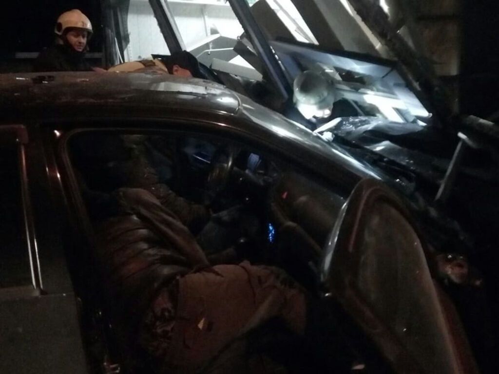 Под Днепром авто влетело в магазин