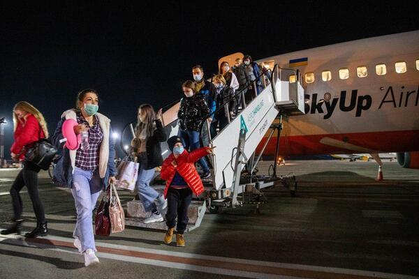 В "Борисполь" прибыл спецборт с эвакуированными из Италии украинцами