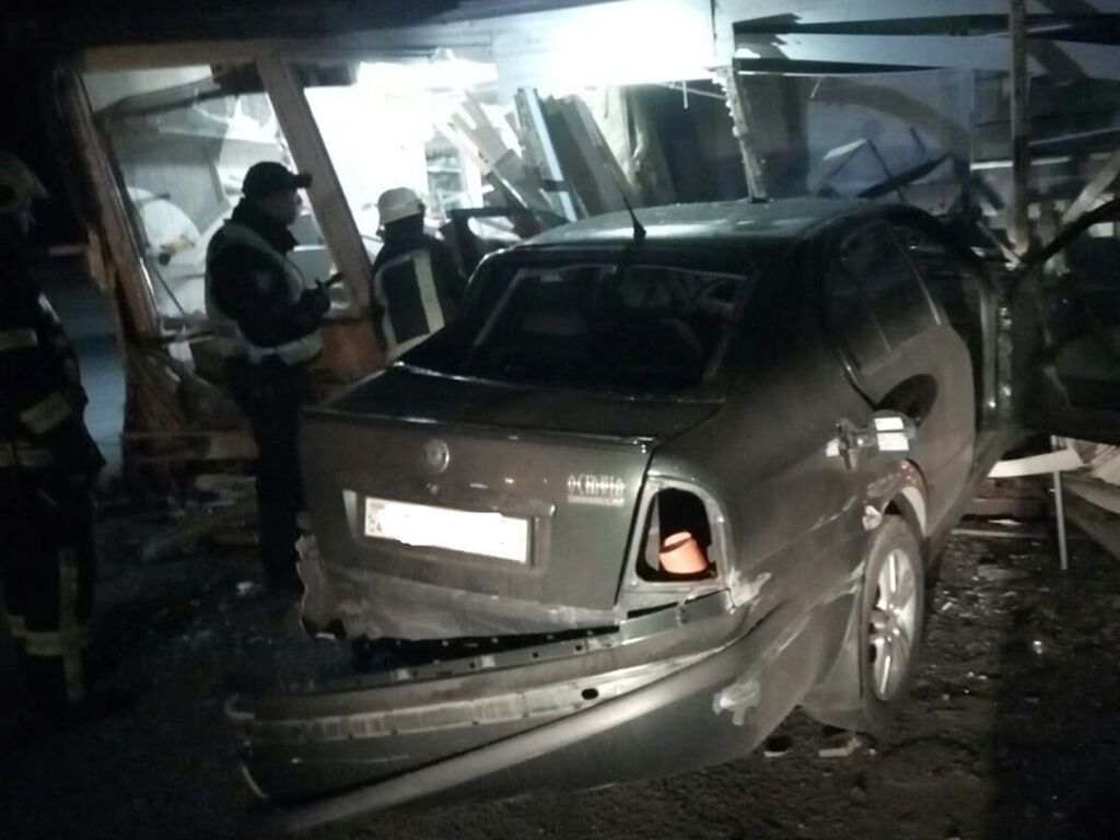 Під Дніпром авто влетіло в магазин