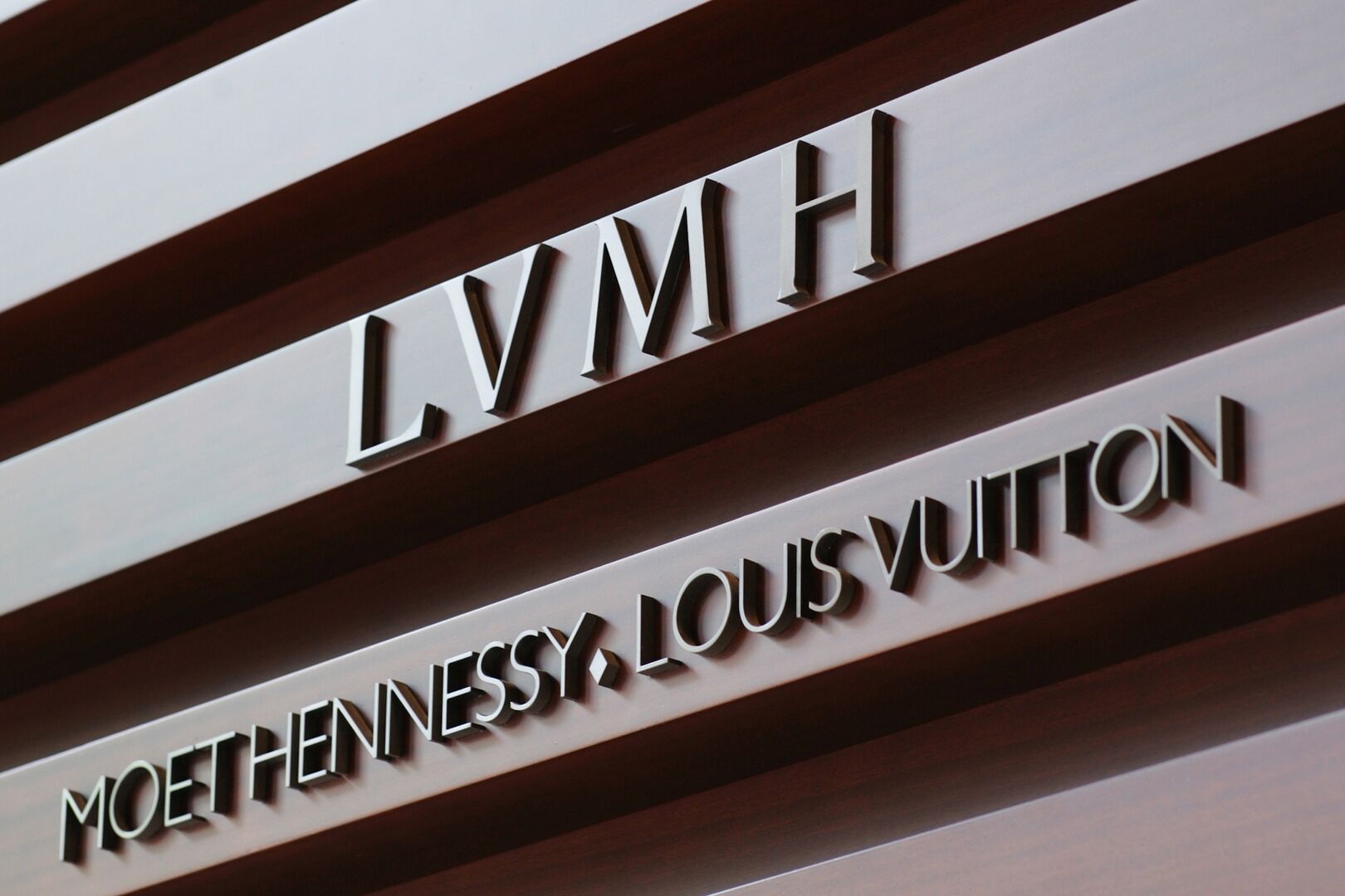 LVMH будет выпускать антисептики