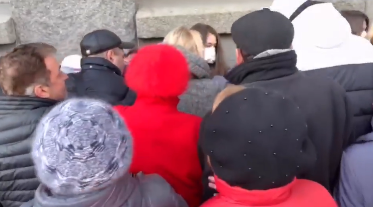 В Харькове устроили потасовку из-за масок от коронавируса