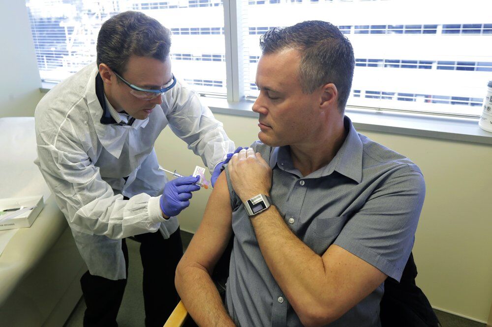 В США ввели вакцину против коронавируса добровольцам