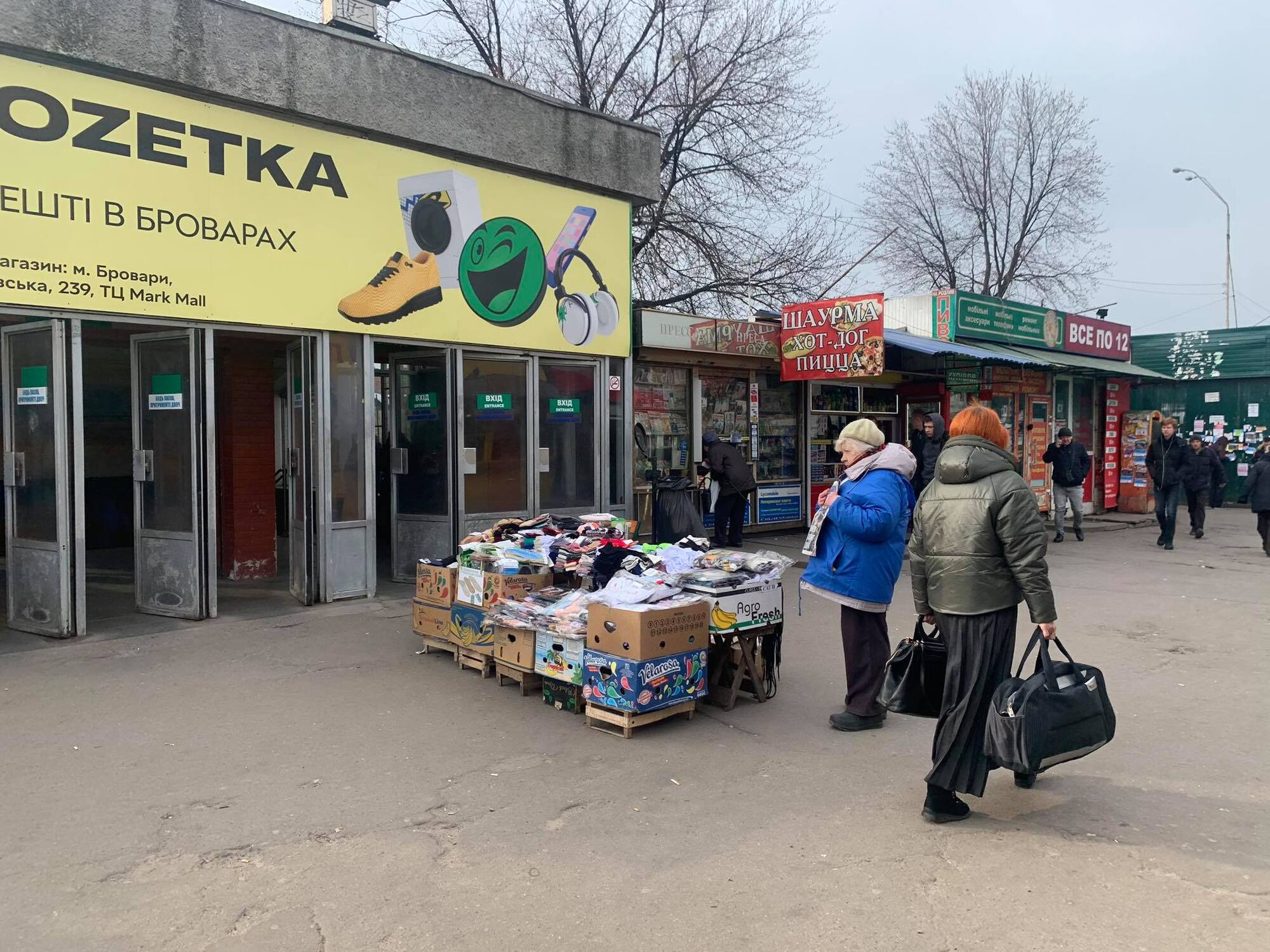 Продають шаурму і квіти: у Києві "забили" на посилення карантину