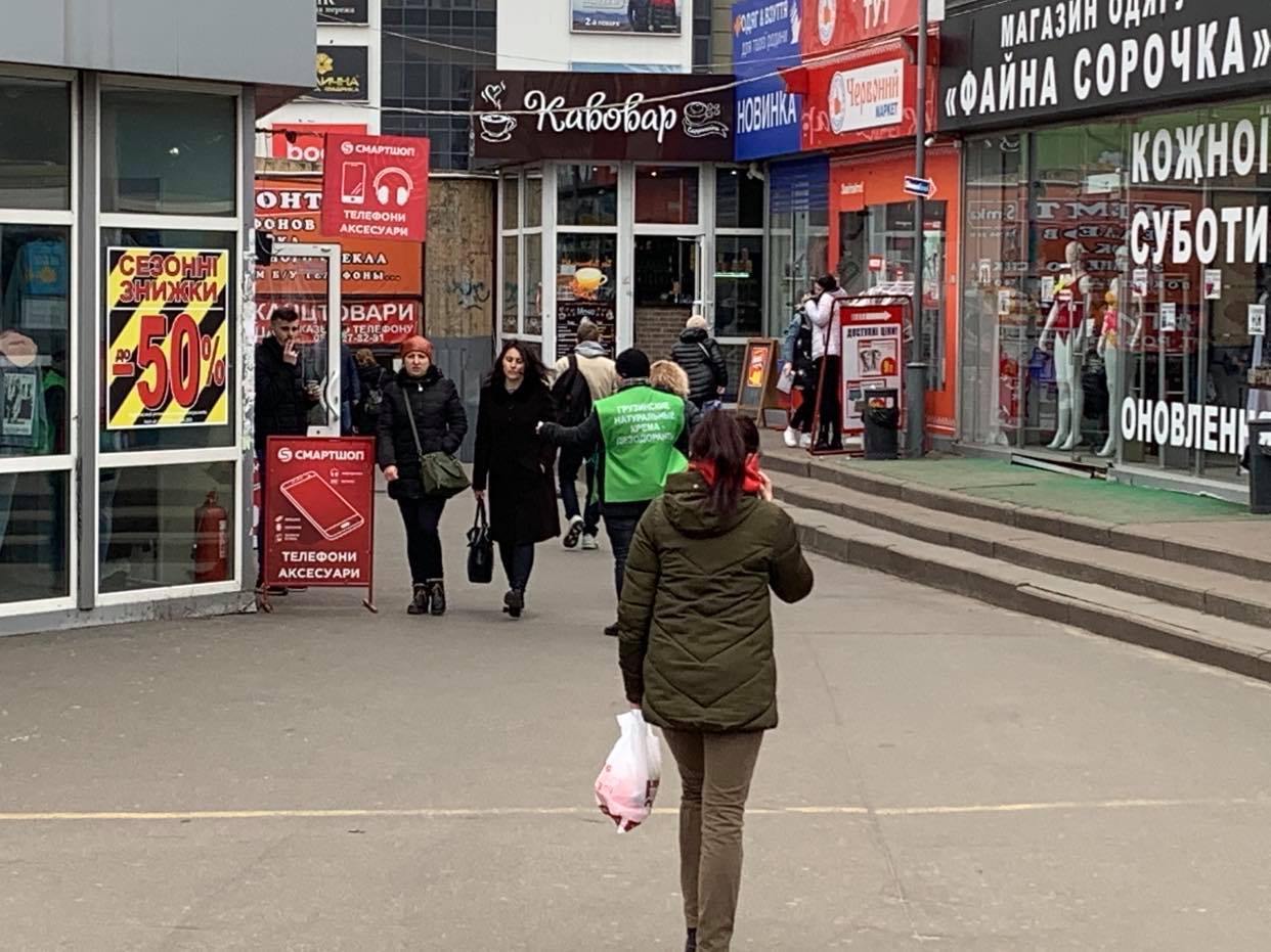 Продають шаурму і квіти: у Києві "забили" на посилення карантину