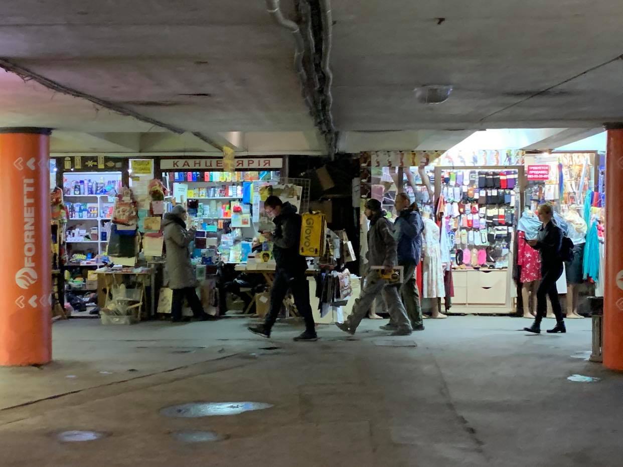 Продають шаурму і квіти: у Києві "забили" на посилення карантину