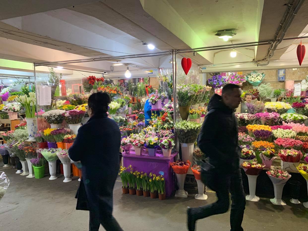 Продають шаурму і квіти: у Києві "забили" на посилення карантину