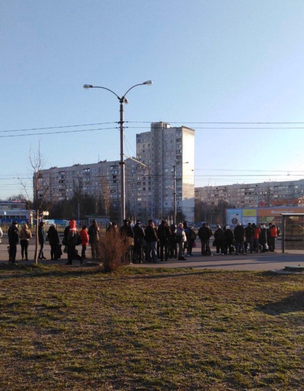Очереди на остановке в Харькове, 18 марта