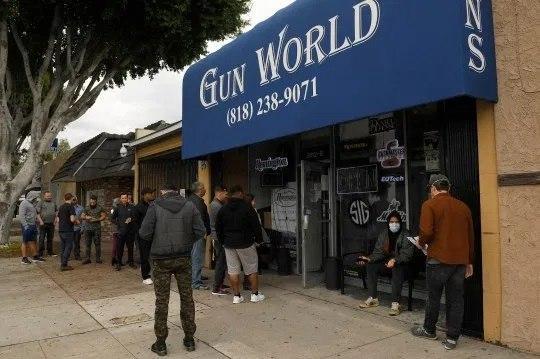 Американцы массово скупают оружие и дерутся в магазине из-за продуктов