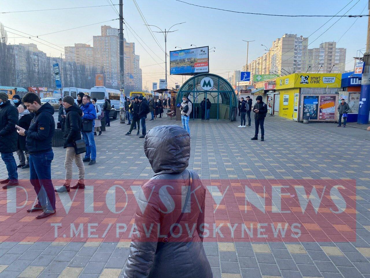 В Киеве забиты маршрутки, люди – без масок