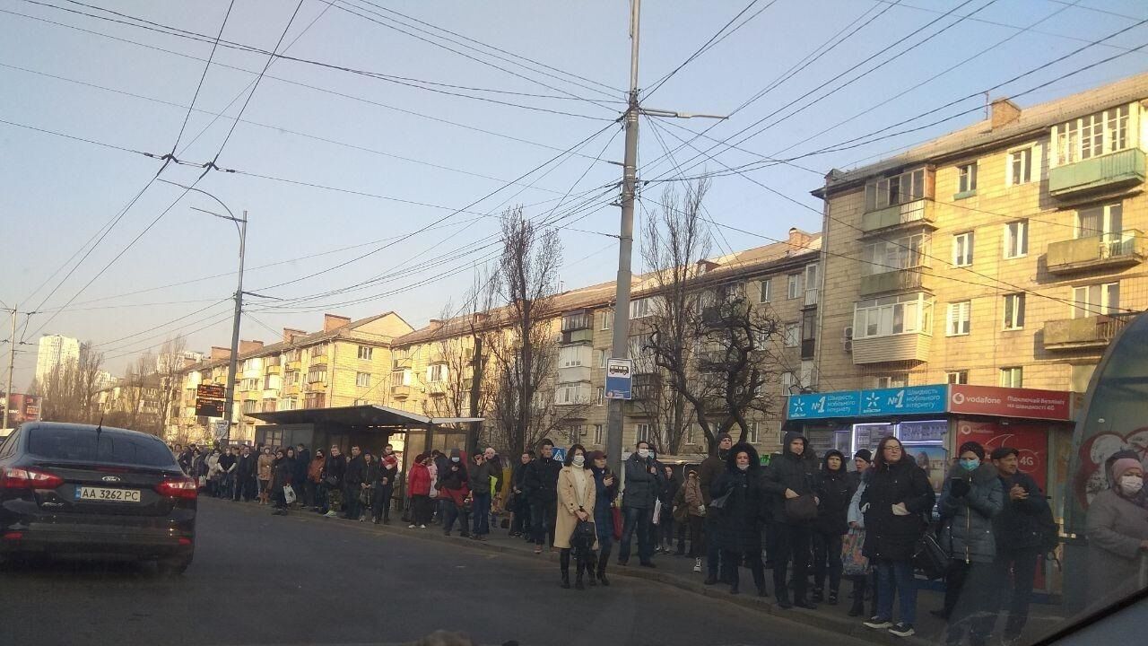 В Киеве забиты маршрутки, люди – без масок