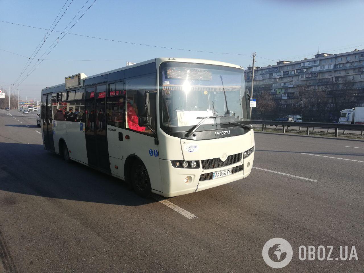 Маршрутки Києва заповнені людьми без масок