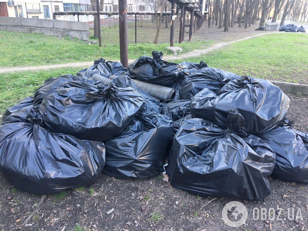 Ось так близько багатоповерхівок в Дніпрі прибирають суху траву, сміття і листя