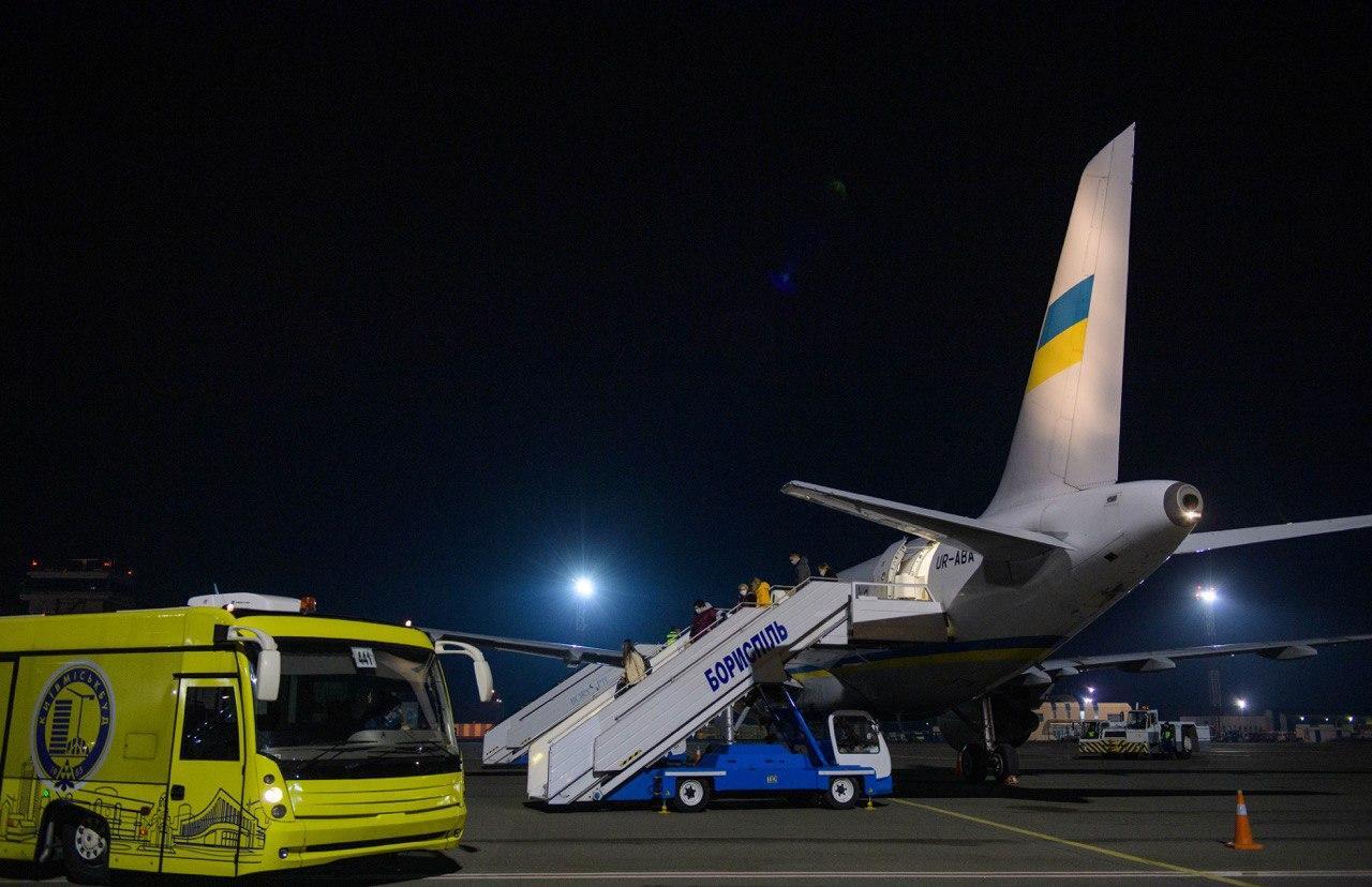 Самолет президента доставил 33 украинца из Австрии