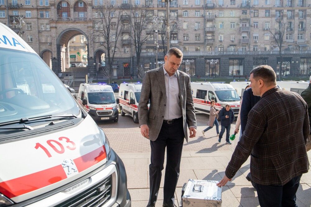 Киев получил новые "скорые" и экспресс-лаборатории для выявления коронавируса