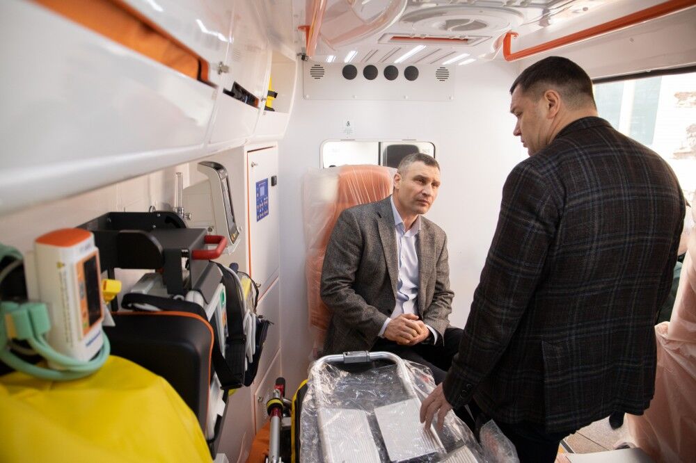 Киев получил новые "скорые" и экспресс-лаборатории для выявления коронавируса