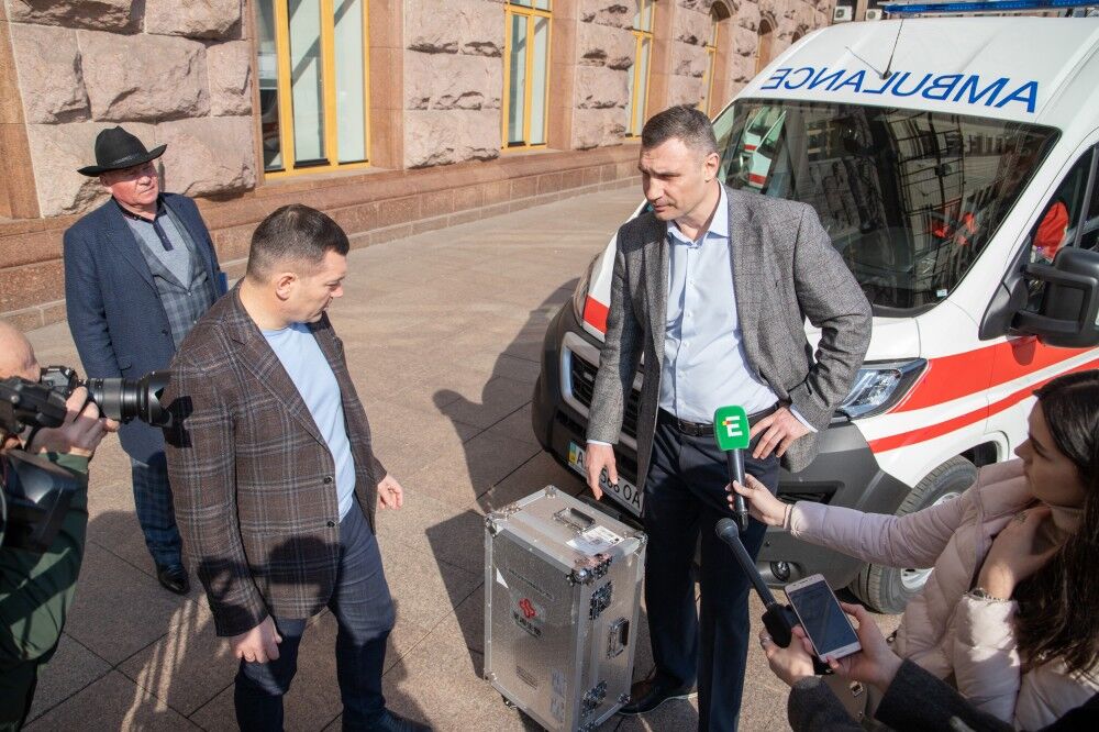 Киев получил новые "скорые" и экспресс-лаборатории для выявления коронавируса