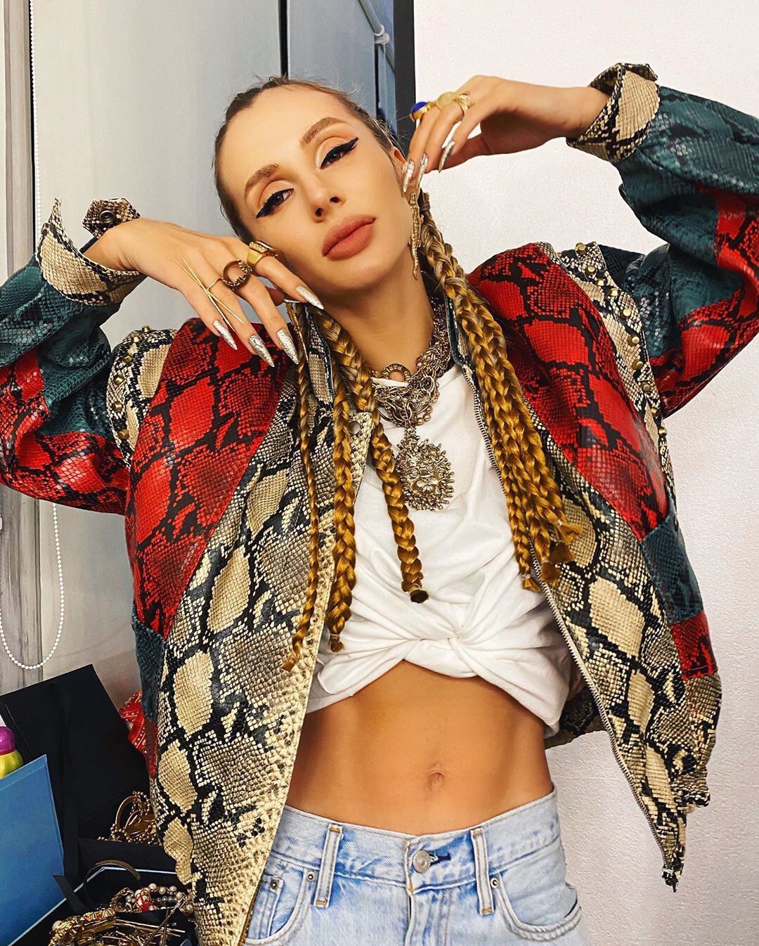 Лобода розлютила мережу шпагатом в вульгарному вбранні