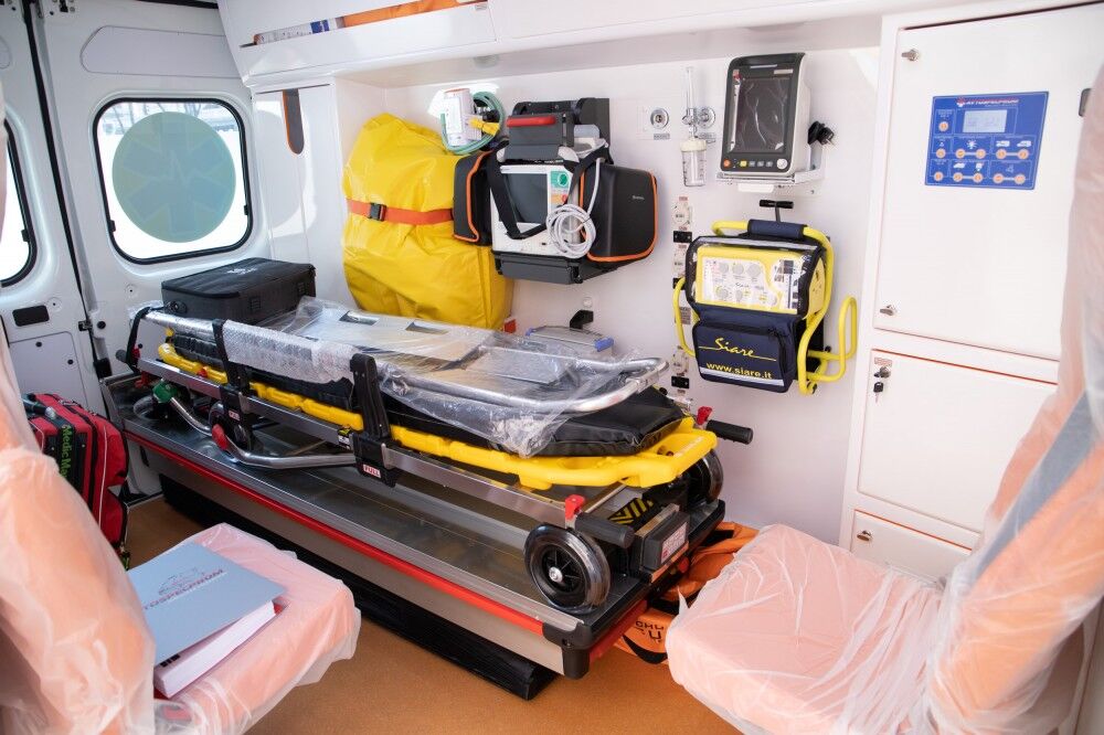 Киев получил новые "скорые" и экспресс-лаборатории для выявления коронавируса