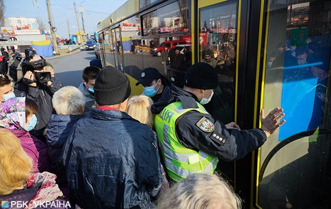 В Киеве во время карантина люди устроили штурм автобусов