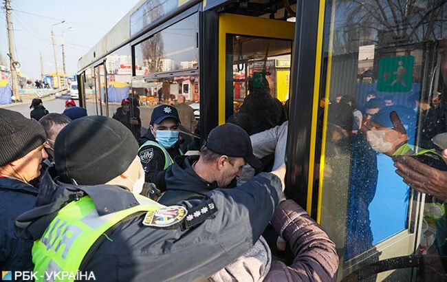 В Киеве во время карантина люди устроили штурм автобусов