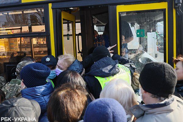 Водіїв штрафують, а поліція стримує натовп: як борються з транспортним колапсом в Україні