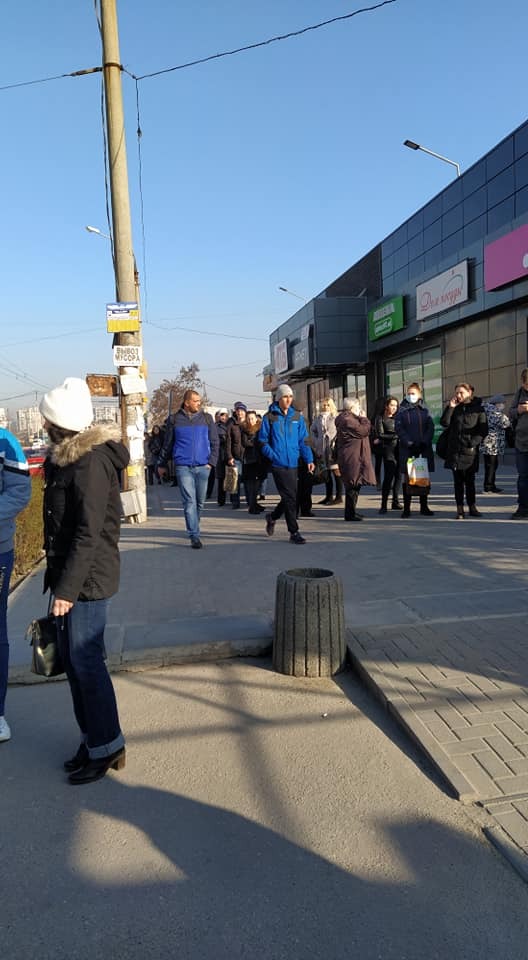 В Запорожье в очереди на маршрутки выстроились сотни людей